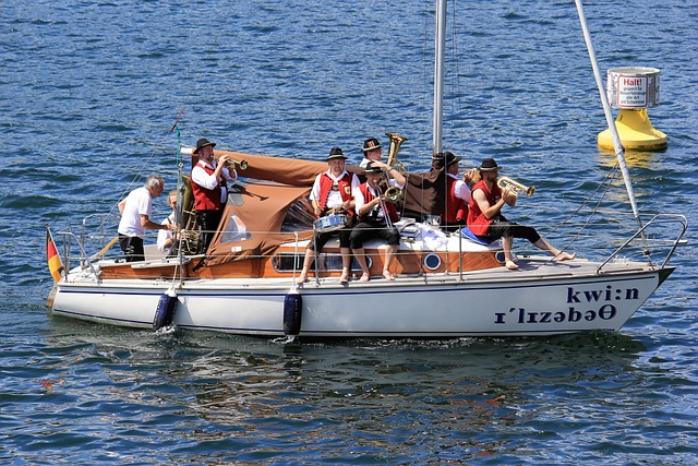 成都蓉城在中超和足协杯表现不佳，古尔芬克尔可能离队，周定洋面临续约问题，俱乐部需补强阵容。